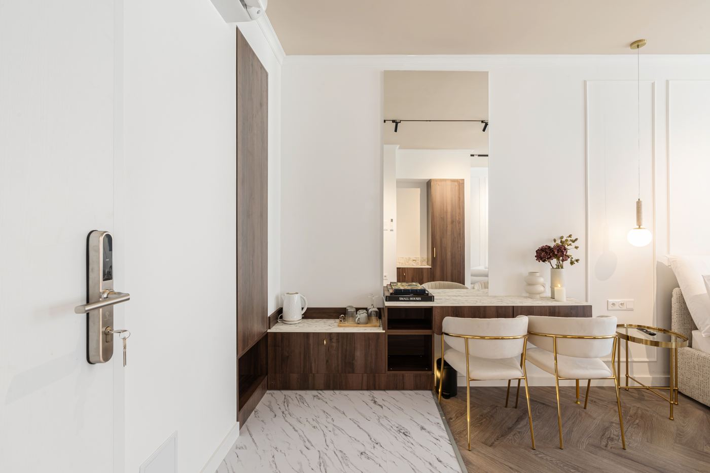 Entrance with desk, mirror and two velvet chairs