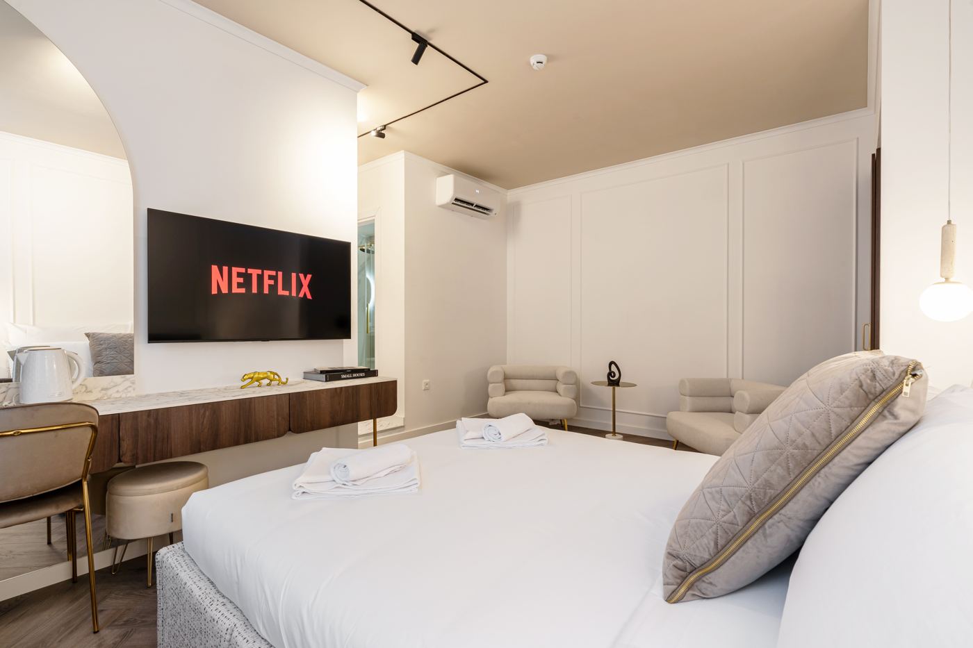 Room with armchairs, TV and double bed