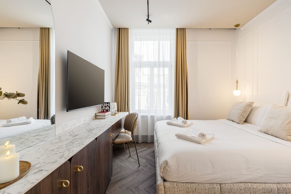 Standard Room with double bed, desk and TV